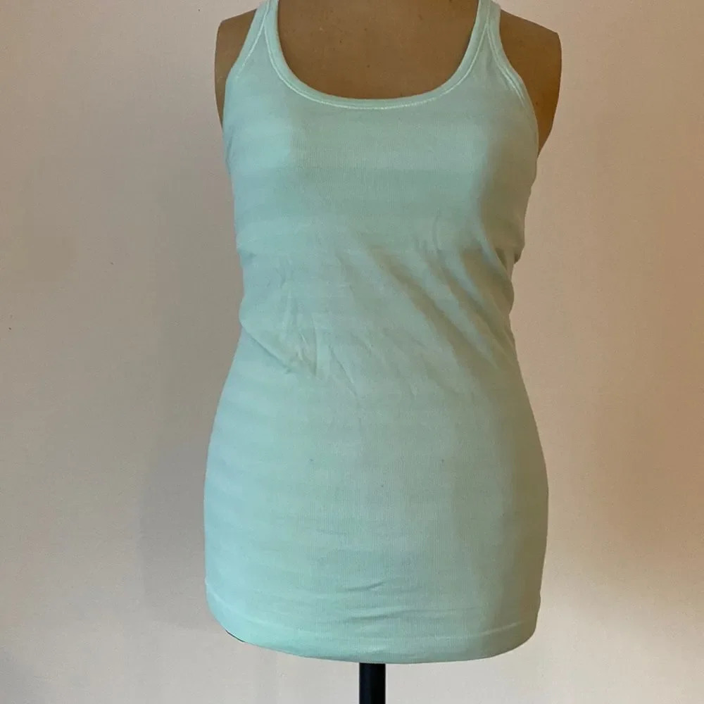 Lululemon sz 6 light turquoise blue tank bra great pre owned condition